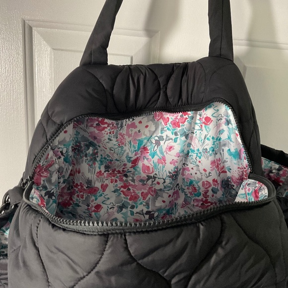 Vera Bradley Women’s Featherweight Travel Bag - Picture 6 of 15